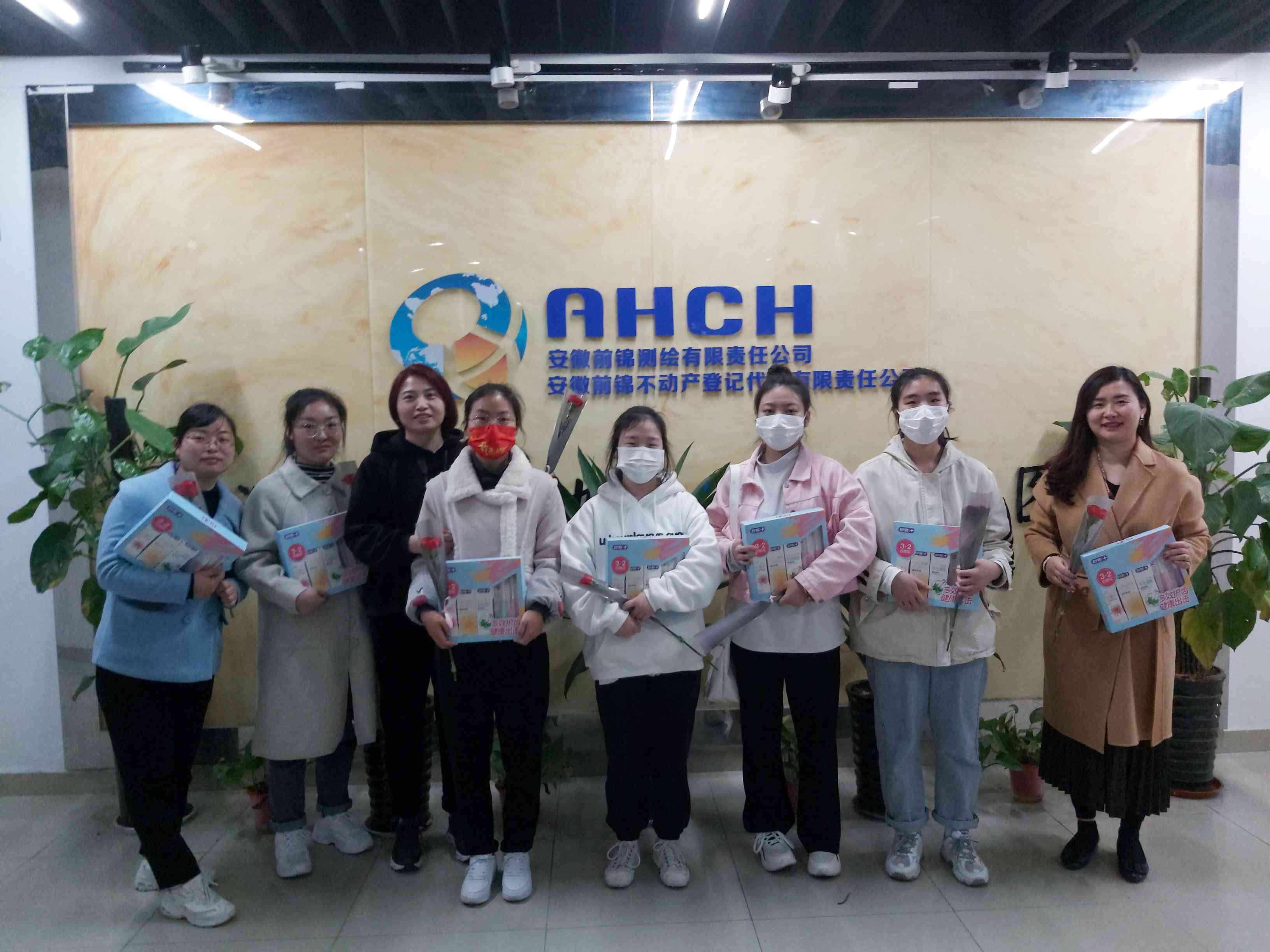 公司为女神们送上精美礼品